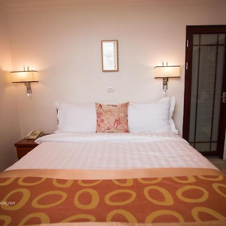 Regency Resort Singida Exteriör bild